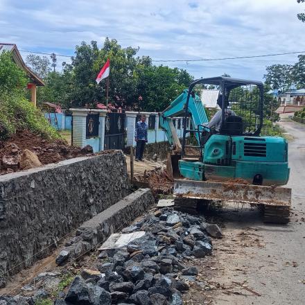 Pambakal Gunung Ulin Lakukan Monitoring Pembangunan Siring Poskesdes dari Dana Desa Tahun 2026